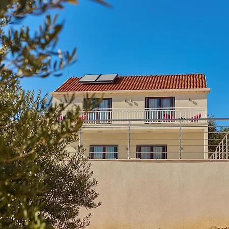 Callista Villa *