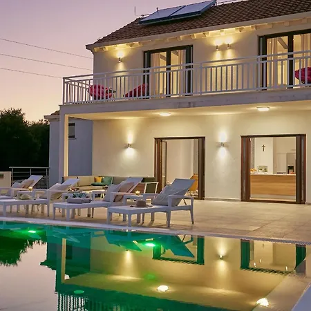 Callista Villa *
